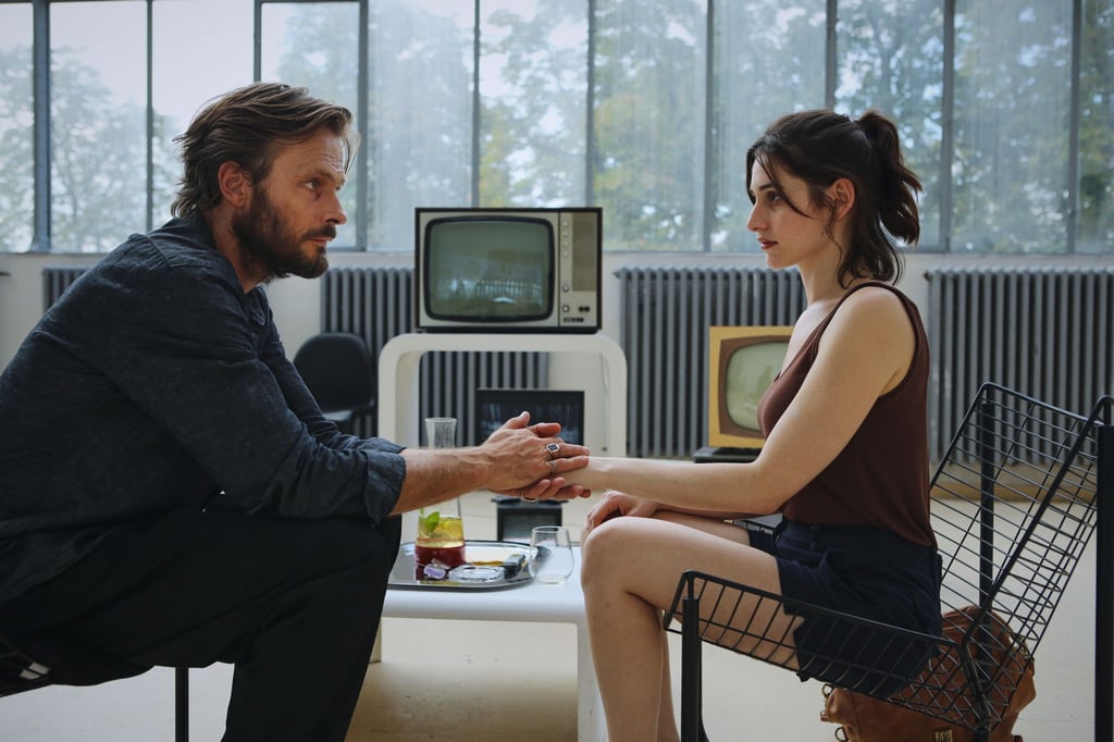 Norah (Deleila Piasko) steht unter Druck. Sie muss endlich Ergebnisse für das Porträt von Balder (Andreas Pietschmann) abliefern.