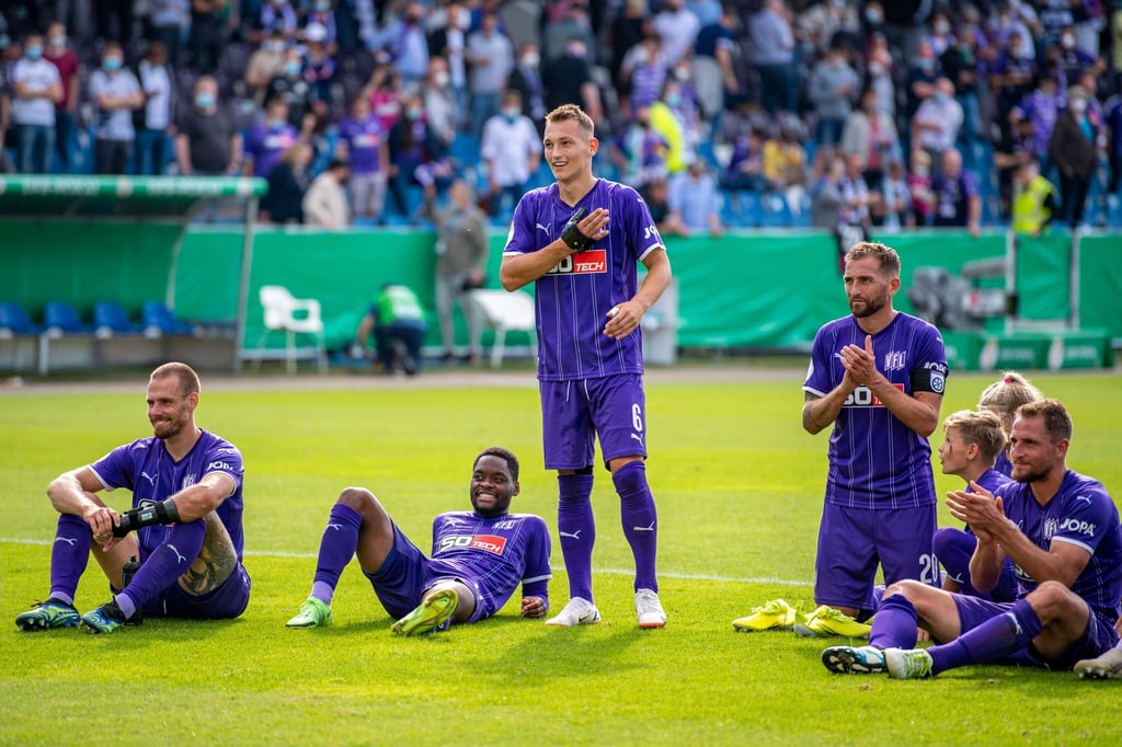 Die Osnabrücker Fans feiern Osnabrücks Sven Köhler (stehend).