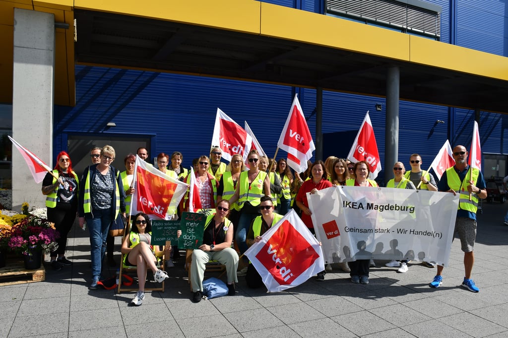 Mitarbeiter von Ikea, Kaufland, Marktkauf und E-Center aus Sachsen-Anhalt streiken in Magdeburg für mehr Lohn.