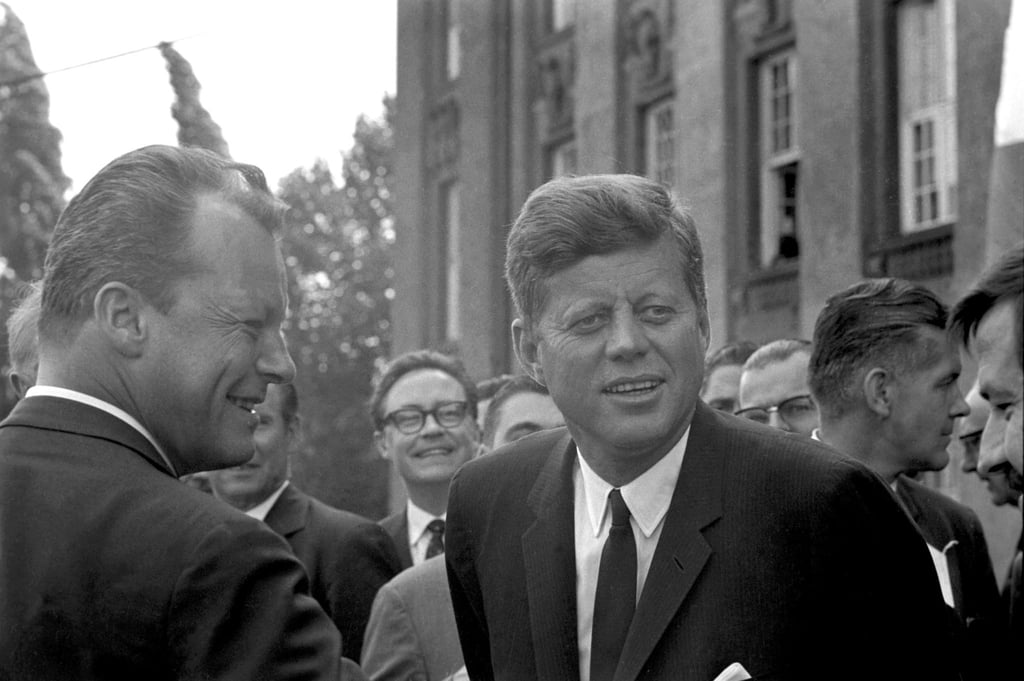 Der Regierende Bürgermeister von Berlin Willy Brandt (l) mit seinem Gast, dem US Präsidenten John F. Kennedy am 26.06.1963 in Berlin.