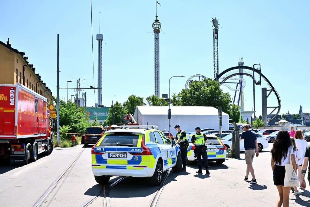Die Polizei sperrt den Vergnügungspark „Gröna Lund“ nach dem Unfall ab.