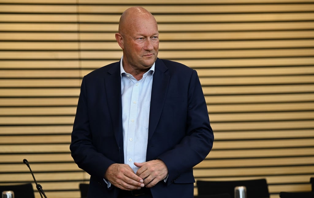 Thomas Kemmerich (FDP), Abgeordneter, steht im Plearsaal des Thüringer Landtags.