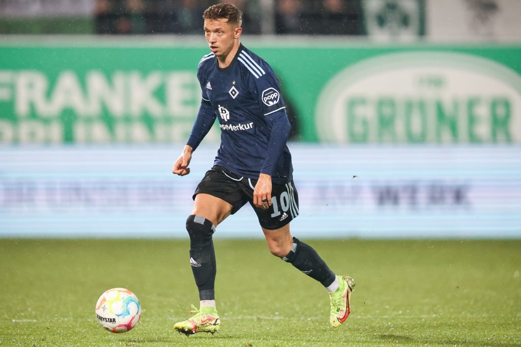 Der Hamburger Sonny Kittel spielt den Ball.