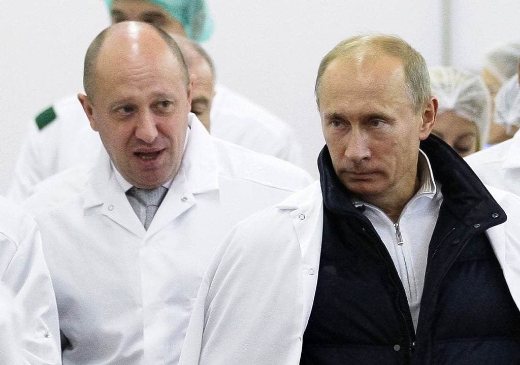 Einst enge Vertraute: Jewgeni Prigoschin (l), russicher Unternehmer, führt Wladimir Putin, Präsident von Russland, durch seine Fabrik, die Schulspeisungen herstellt.