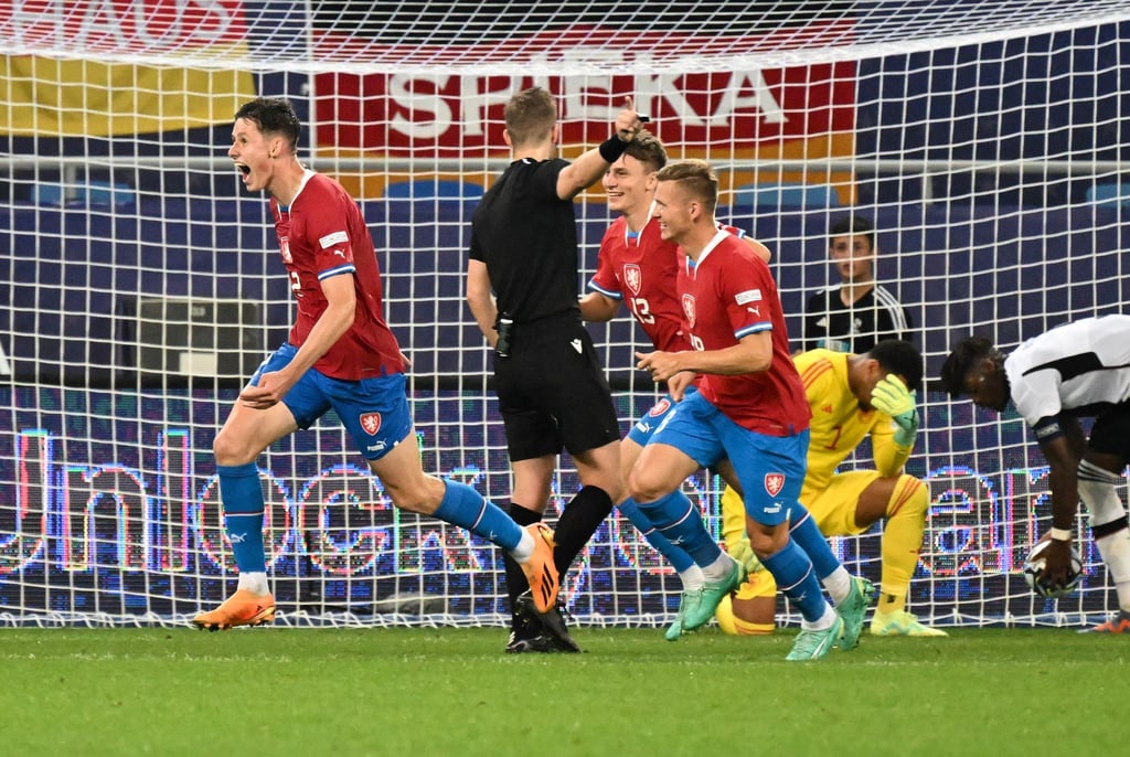 Tschechiens Martin Vitik (l) bejubelt sein Tor zum 2:1 gegen die deutsche U21-Nationalmannschaft.