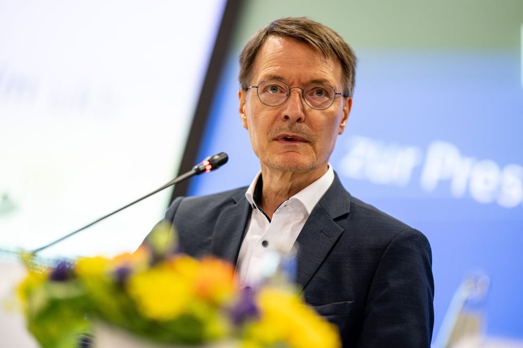 Gesundheitsminister Karl Lauterbach spricht auf einer Pressekonferenz.