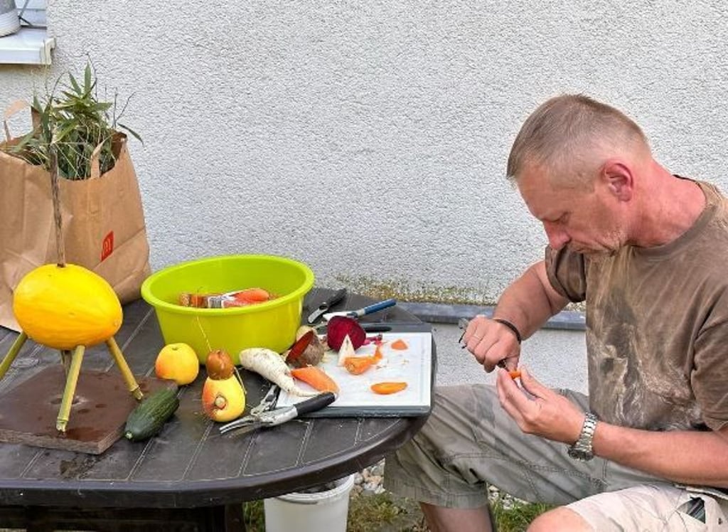 Hochkonzentriert arbeitet Jörg Gräser, Tierpfleger aus dem Zoo Leipzig, an seiner nächsten Skulptur.