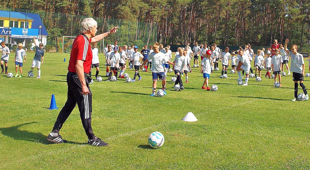 Chefcoach Werner Jaschik von der HSV-Fußballschule leitete das Training der Jungen und Mädchen auf dem Arendseer Rasen.