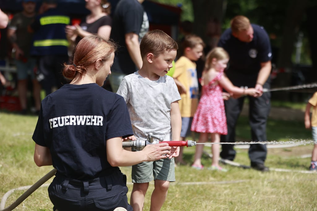 Die Feuerwehren waren ebenfalls wieder mit ihren Spritzwänden und allerlei Technik dabei.