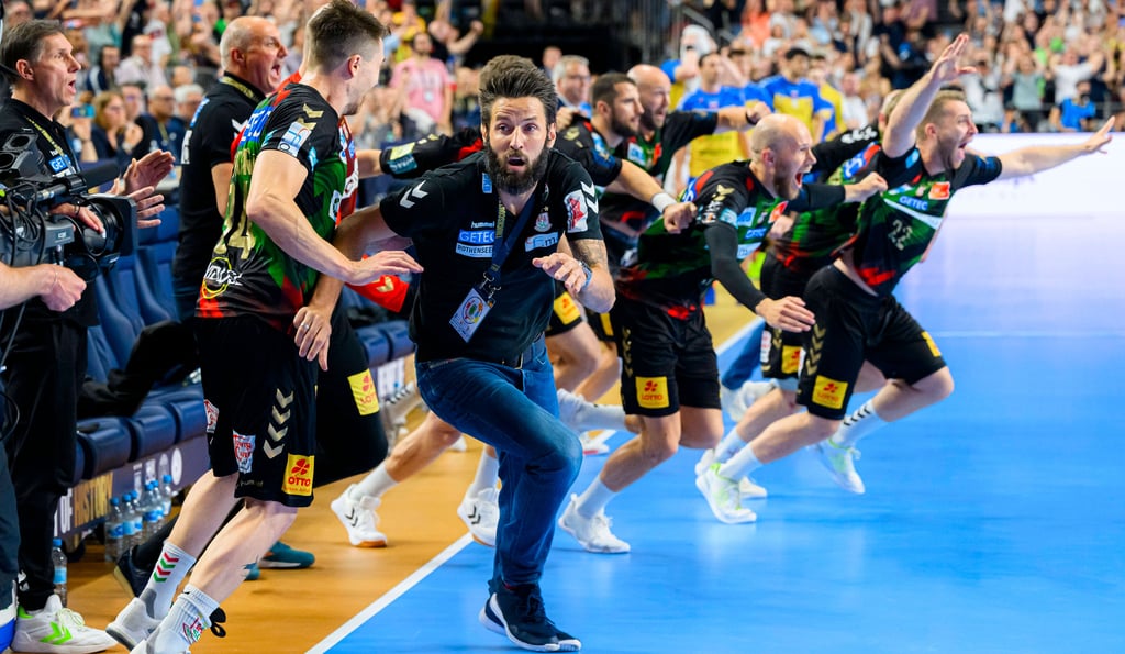 Als die Schlusssirene ertönte, stürmte Bennet Wiegert an seinen Spielern vorbei, um auf der Tribüne seine Frau in den Arm zu nehmen.