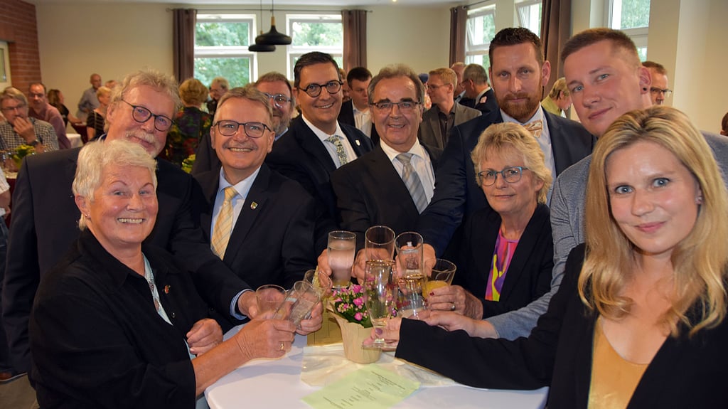 Auf die Zukunft stoßen beim Empfang der Gemeinde Calvörde an: Heidemarie Schweickert (v.l.), Trägerin der Goldenen Ehrennadel, Gerhard Reinecke, Vorsitzender des VG-Rates, Staatssekretär Klaus Zimmermann, stellvertretender Landrat Marcus Waselewski, Calvördes Bürgermeister Volkmar Schliephake, Braunschweigs Bürgermeisterin Annegret Ihbe, Flechtingens VG-Bürgermeister Tim Krümmling, Landtagsabgeordneter Tim Teßmann und Juliane Ruttkowski vom Unesco-Biosphärenreservat Drömling.