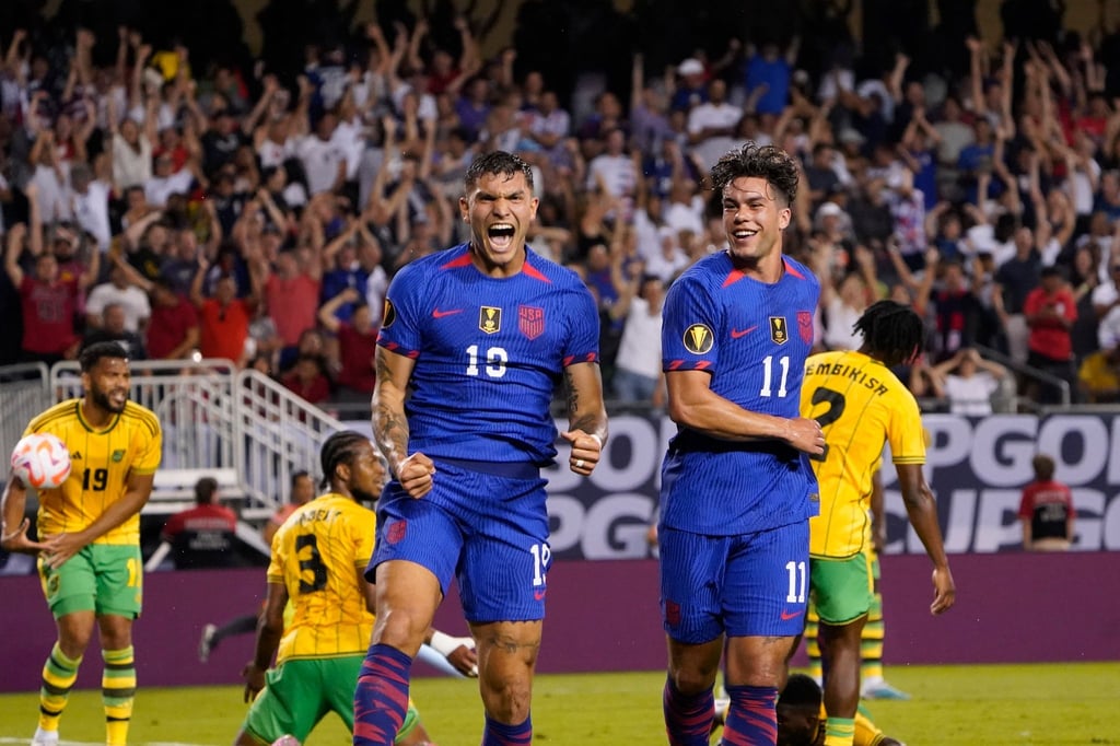 Brandon Vazquez (vorne,l) rettete den USA ein Remis gegen Jamaika.