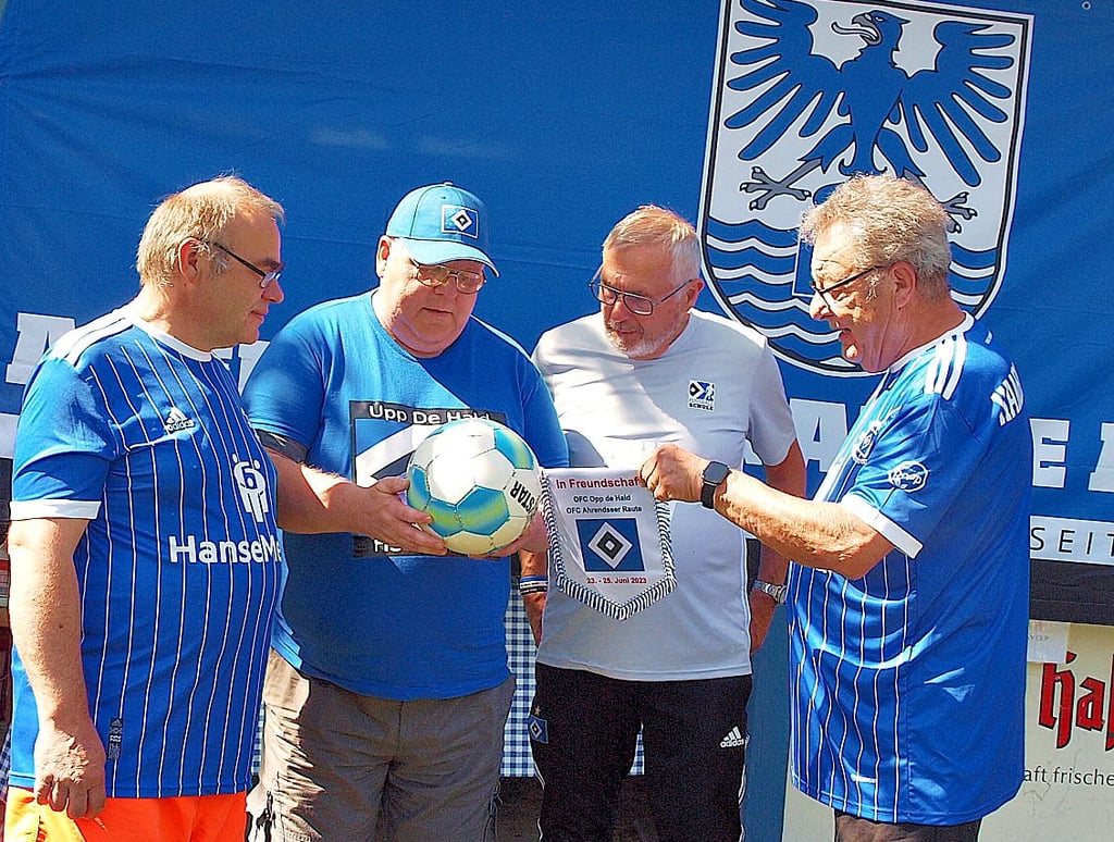 Paul Gerhard Gerle (Zweiter von rechts) nahm den Wimpel von Jürgen Meyer (v. l.), Kai Diener und Klaus-Peter Niebuhr aus Heide entgegen.