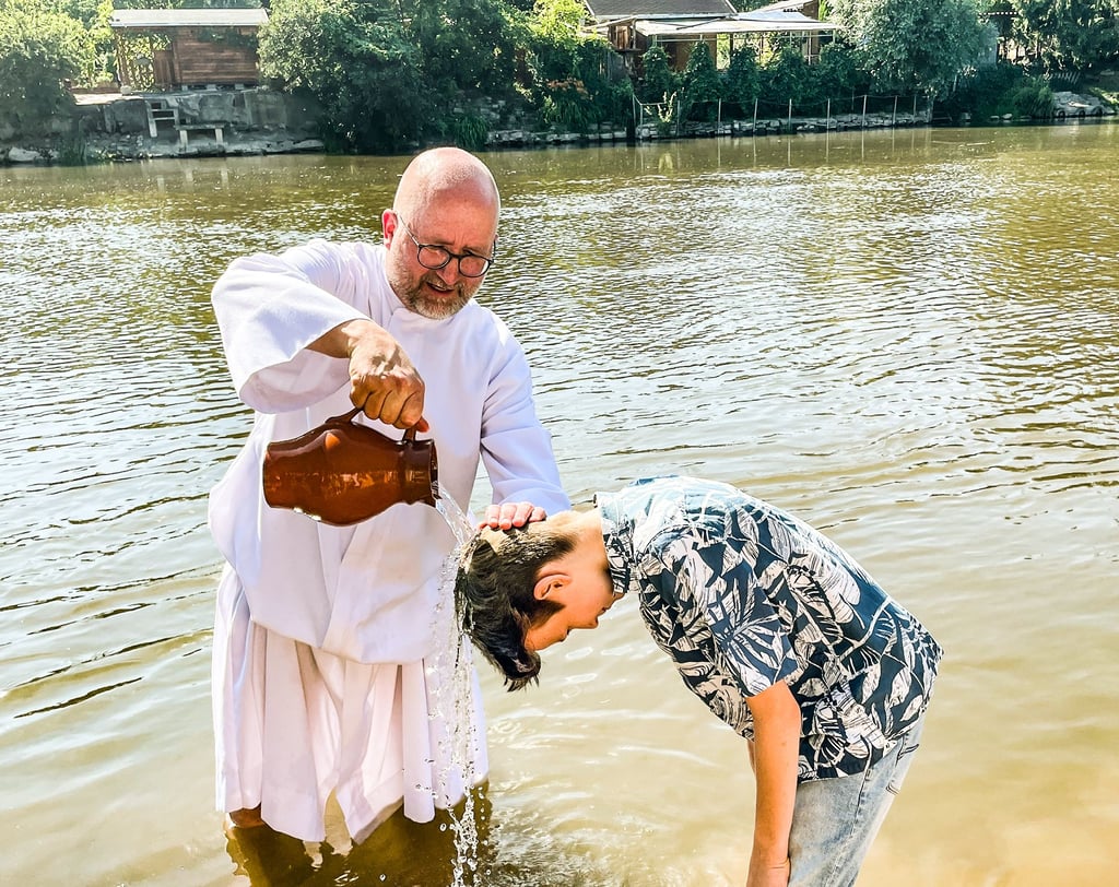 Im Beisein von mehr als 150 Gemeindemitgliedern, der Familie und Gästen tauft Bernhard Halver, Pfarrer am Dom zu Merseburg, Julius Lindner mit Saalewasser.