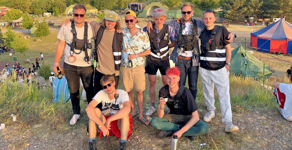Ein Teil des ersten Sensus-Festivals in Zerbst (von links): Paul Scheer, Moritz Ehle, Tom Keller, Daniel Klassen, Bar Helfer, Joris Romanski, Dalwhin Dijkstra, Noé Bräuning.