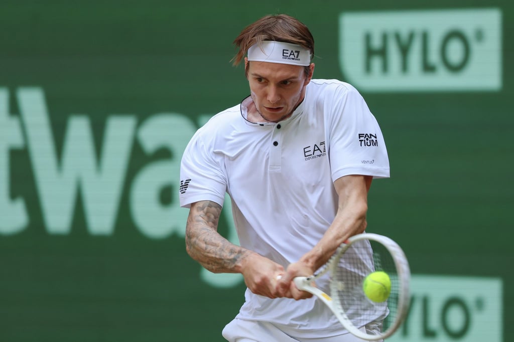 Alexander Bublik hat das ATP-Turnier in Halle in drei Sätzen gewonnen.