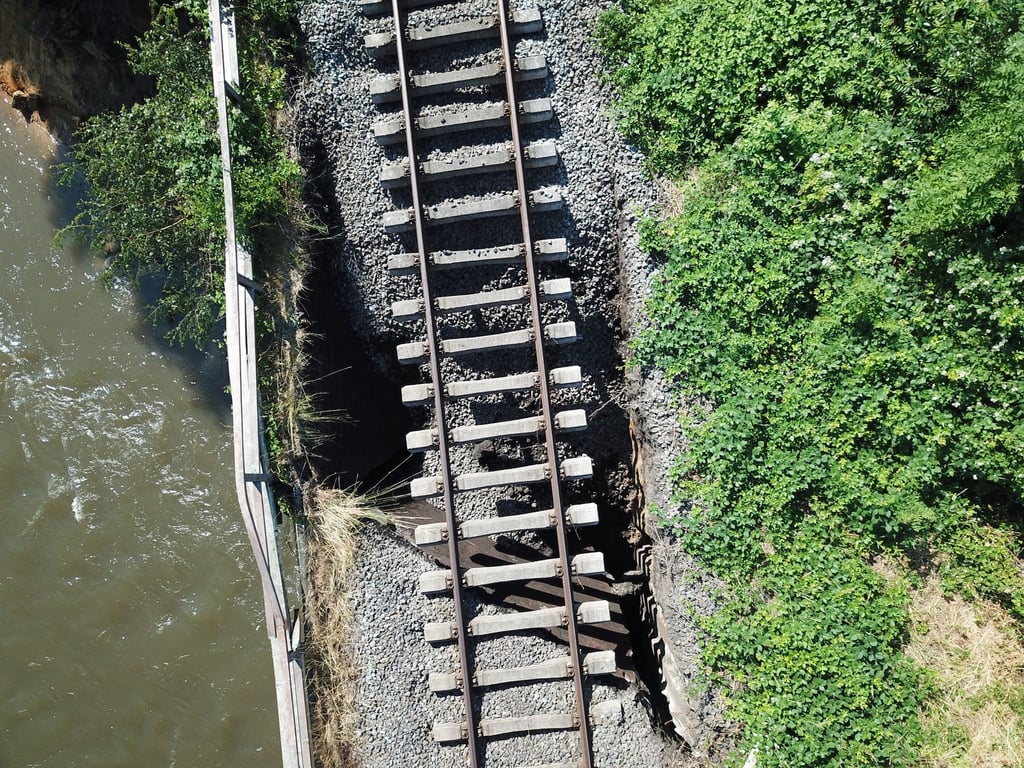 Die Deutsche Bahn erarbeitet ein Konzept, wie die abgesackte Brücke abgerissen werden kann.