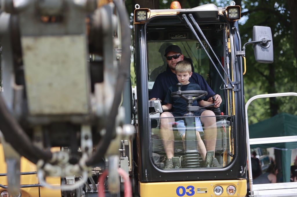 Da wurden Kinderträume wahr: Im Führerstand eines großen Baggers konnten die Kinder an der Station von Umwelttechnik & Wasserbau Blankenburg einen riesigen Findlings bewegen.