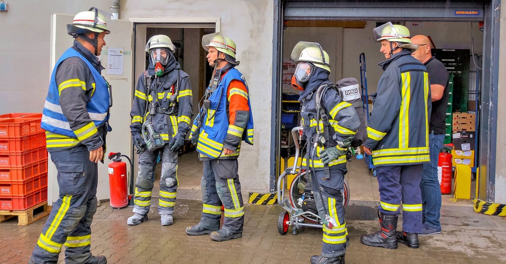 Wegen eines Brands im Lager bei Edeka rückt in Wanzleben die Feuerwehr an.