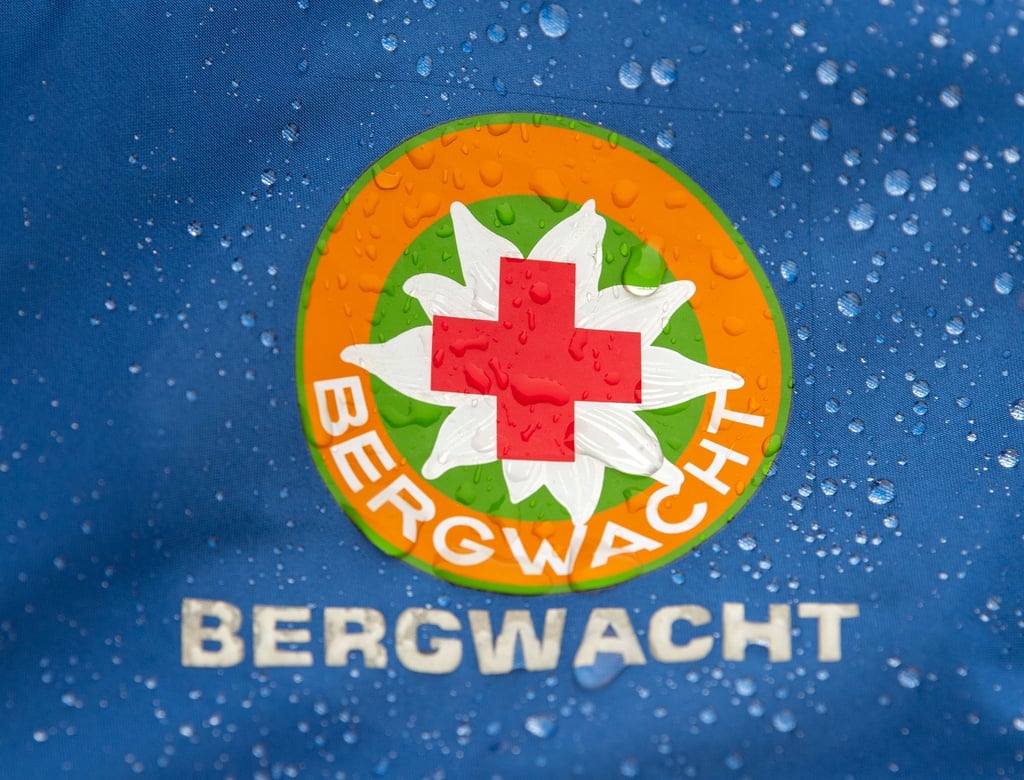 Das Logo der Bergwacht auf einer Regenjacke eines Bergretters.
