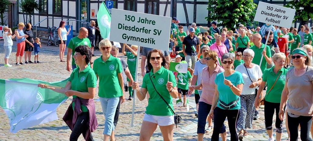 Diesdorf in Grün-Weiß: Am Marktplatz beobachteten einige Zuschauer den Festumzug zum 150-jährigen Bestehen des Diesdorfer Sportvereins.