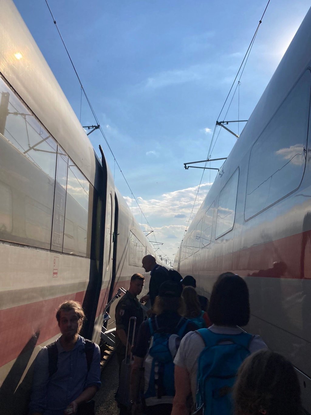 Ein ICE wird auf offener Strecke evakuiert, indem die Fahrgäste in einen anderen Zug umsteigen.