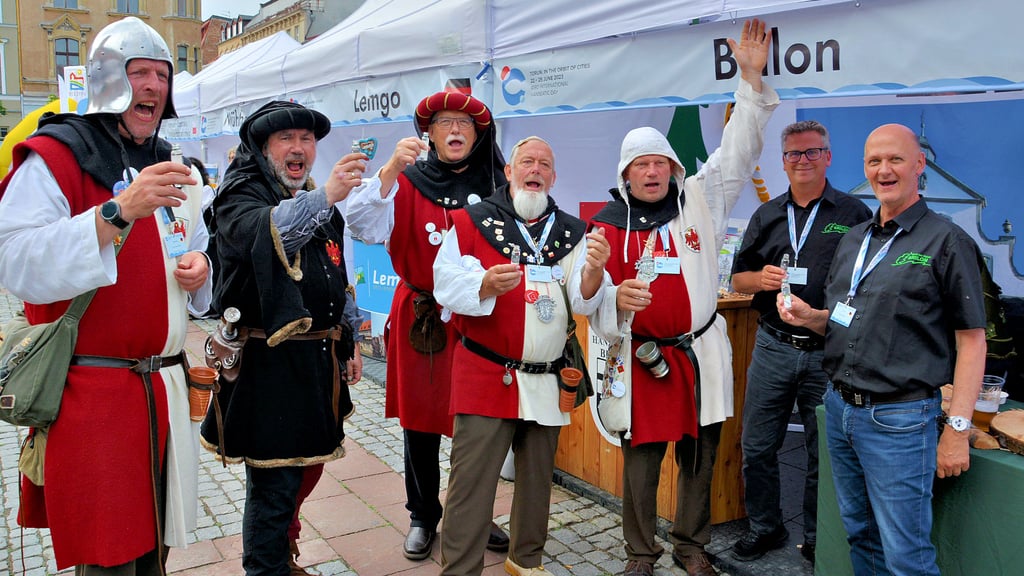 Die Salzwedeler Stadtwache ruft ein dreifaches „Jubel“ auf die Freunde aus der Hansestadt Brilon aus. Brilon sollte 2020 den Internationalen Hansetag ausrichten, der musste wegen Corona aber abgesagt werden.