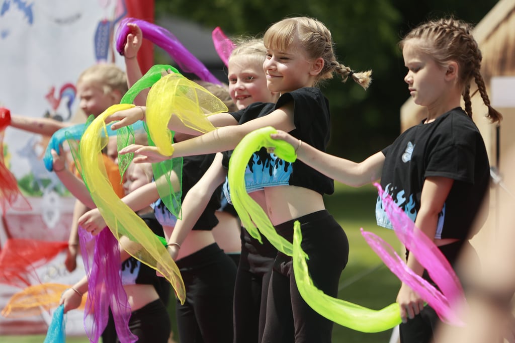 Kein Kinderfest ohne Bühnenprogramm: Dafür sorgten die Dance Company von Monika Kudryova, Stahl Blankenburg, die Landesmusikakademie, die GVS-Theaterkiste und RM-Balance.