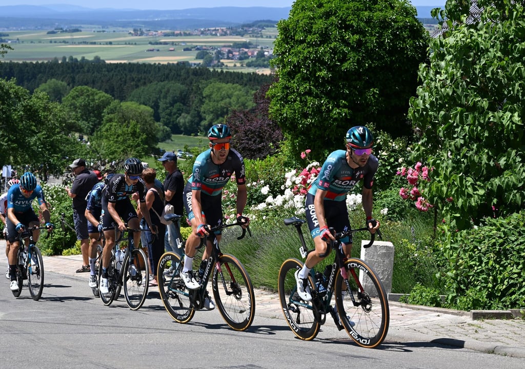 Emanuel Buchmann (r) vom Team Bora Hansgrohe führt vor seinem Teamkollegen Jonas Koch.