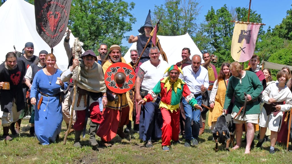 Am Fuß des Hagens starten die Akteure der Irisch-Keltischen Mittsommernacht in Walbeck vom Lager des fahrenden Volkes zur Bühne vor der Stiftskirchenruine.