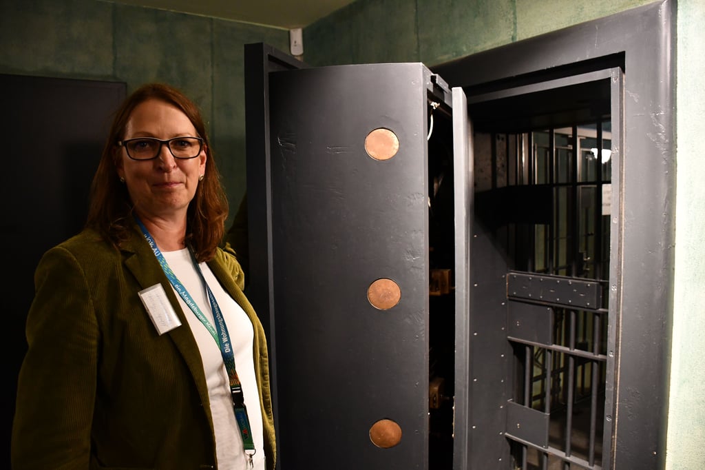 Ulrike Theisen zeigt die 40 Zentimeter dicke Tresortür der alten Magdeburger Staatsbank.