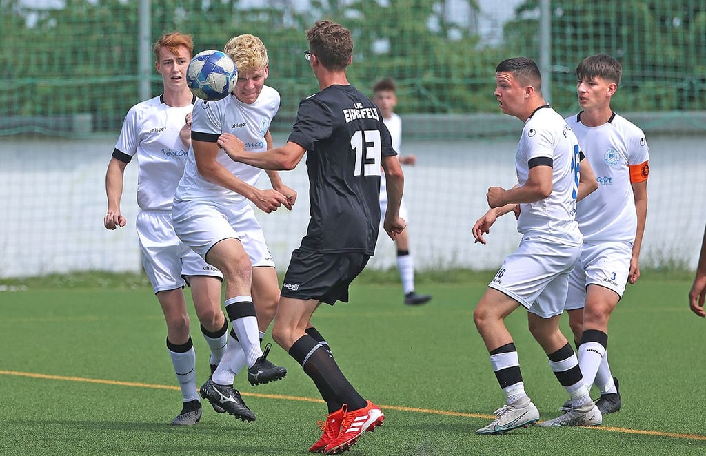 Traf in der Verbandsliga für den SV Fortuna Magdeburg 13-mal: Alexander Spurek (l.), der mit seinem Team in der Regionalliga-Relegation gegen den 1. FC Eichsfeld und Andreas Hentrich leer ausging.