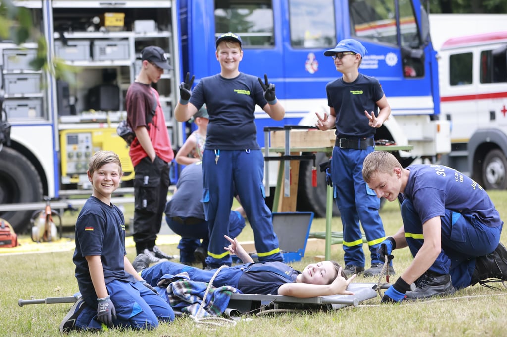 Hier hatten selbst die „Schwerverletzten“ gut Lachen: Der Nachwuchs des Technischen Hilfswerks (THW) zeigte beim Kinderfest im Thiepark sein Können. Dazu hatte das THW auch einiges an Technik mit dabei, ebenso wie die Feuerwehren, die Polizei, DRK und Bergwacht.