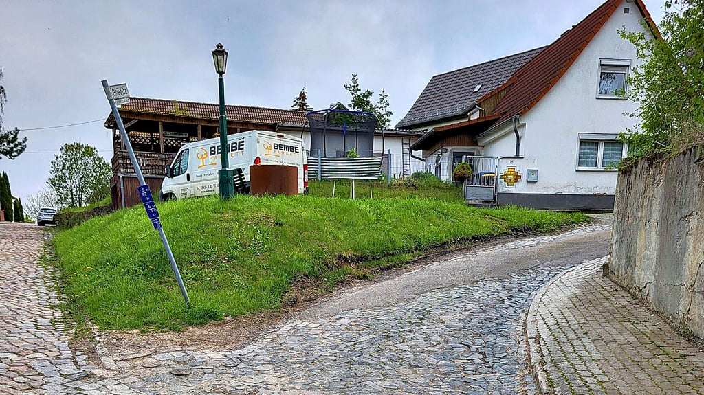 Fußweg und Straße sind in keinem guten Zustand in Gnäditz.
