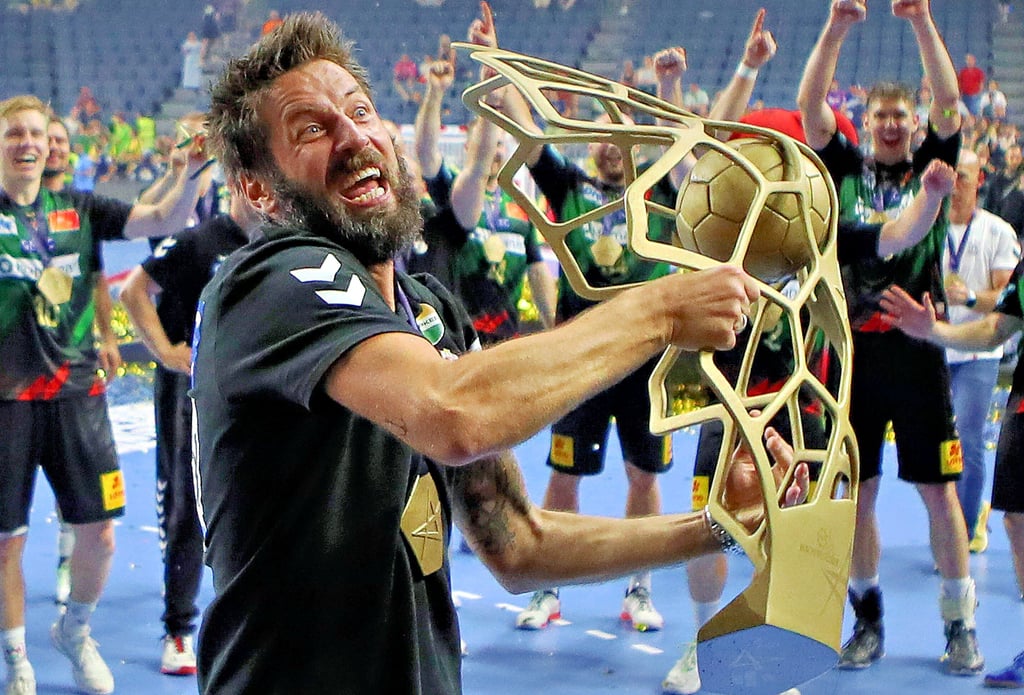 Hier fällt ganz viel Anspannung ab: Überglücklich präsentiert Bennet Wiegert den Fans die Trophäe der Champions League. Vor 21 Jahren jubelte er schon als Spieler.