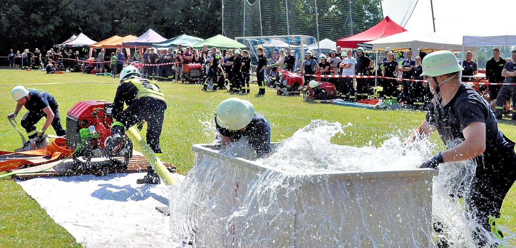 Mit vollem Einsatz bringen die Gerstedter Kameraden die Saugleitung in den Löschwasserbehälter.