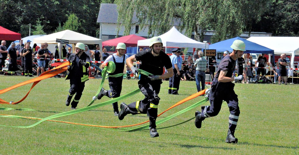 Die Kameraden aus Henningen beim Löschangriff.