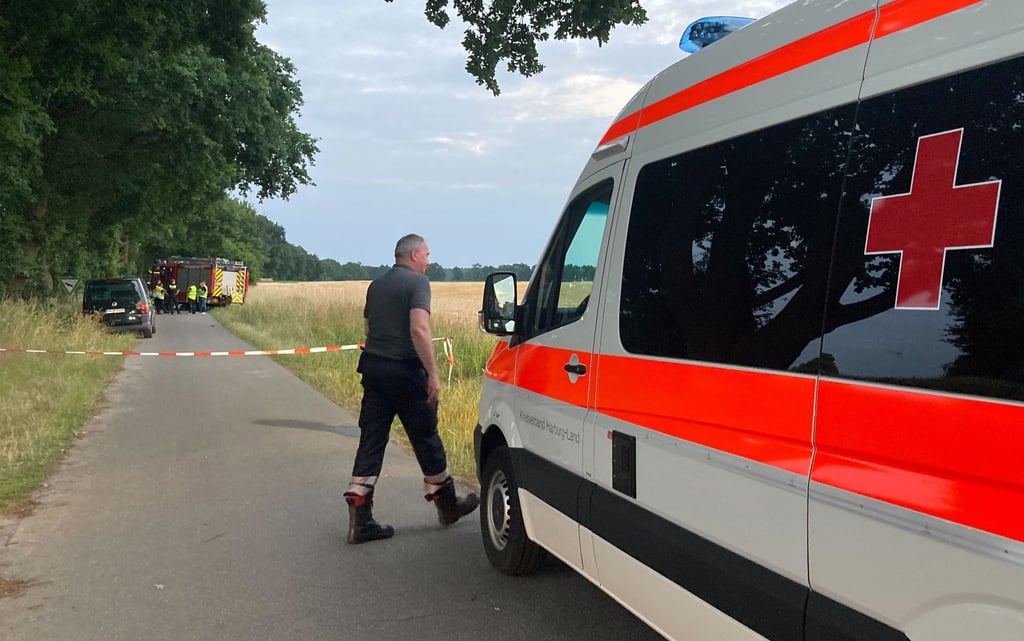 Bei einem Unfall während einer Ausflugsfahrt mit einem Bagger im Landkreis Harburg sind ein Kind und ein Erwachsener gestorben.