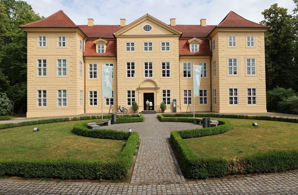 Sophie Charlotte von Mecklenburg-Strelitz, die spätere englische Königin Queen Charlotte (1744-1818), wurde in Mirow geboren.