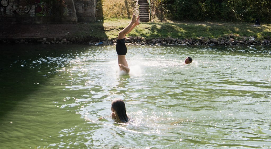 Ein junger Mann springt kopfüber zur Abkühlung von einer Brücke in einen Kanal. Das Springen von Schleusen, Wehren und Brücken endet immer wieder tödlich.
