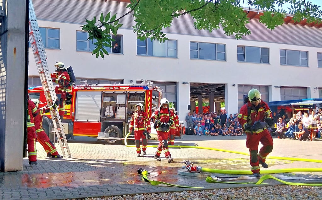 Vorführung auf dem Hof: Unter Atemschutz kletterten die Feuerwehrleute eine Leiter bis zum 3. Geschoss hoch.