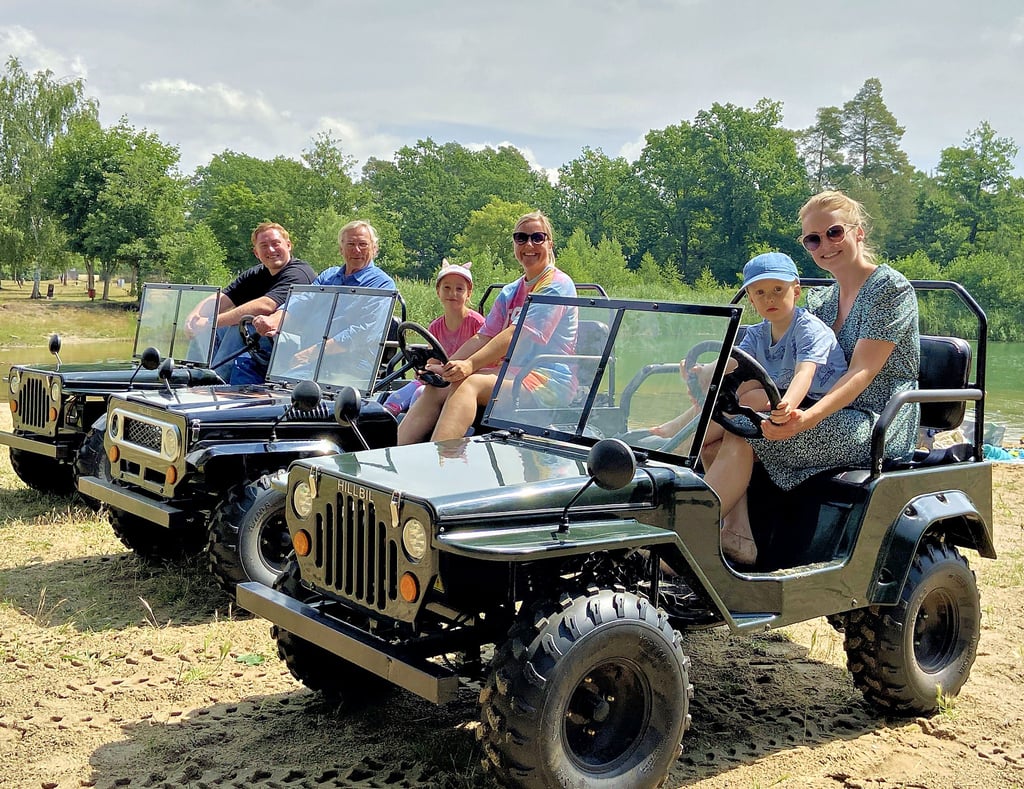 Eine kostenlose Probefahrt mit dem Elektro-Mini-Jeep? Da ließen sich die beiden Damen nicht lange bitten. Vor allem die Kids hatten sichtlich Spaß bei der Spritztour durch den Ferienpark Plötzky.