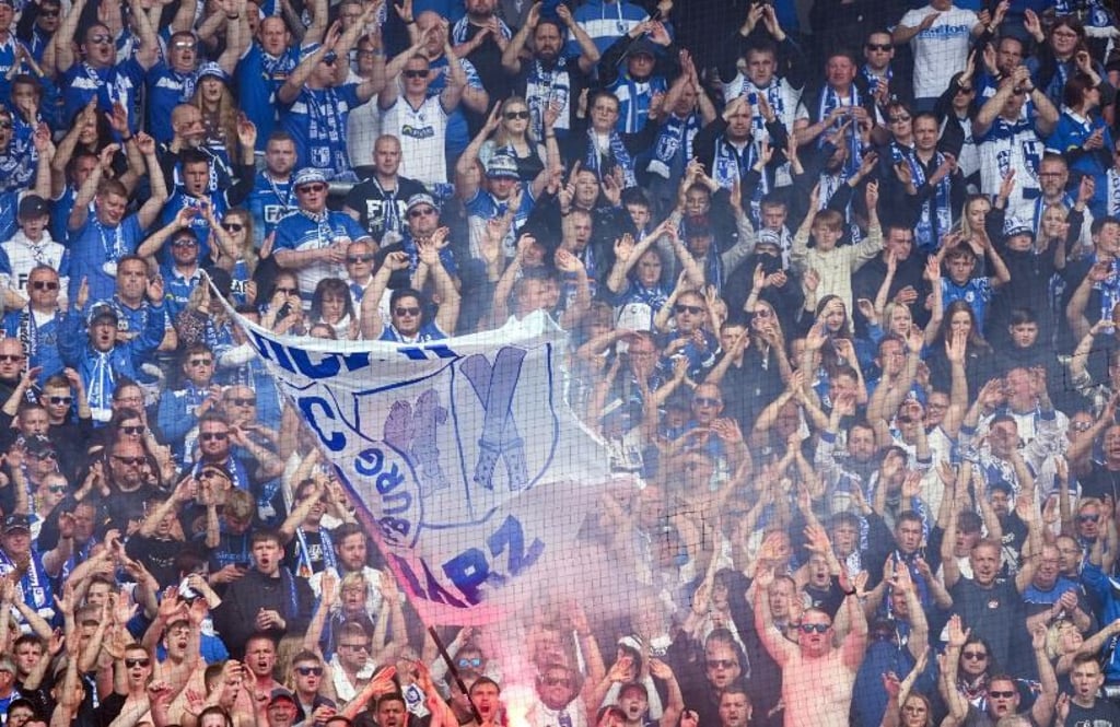 Der Drohnenstreit zwischen der Fanhilfe des 1. FC Magdeburg und der Polizei eskaliert weiter. Nun wurde eine Beschwerde bei dem Landesdatenschutzbeauftragten in Sachsen-Anhalt eingelegt. Werden Fans zu Recht mit Drohnen überwacht? Symbolbild: