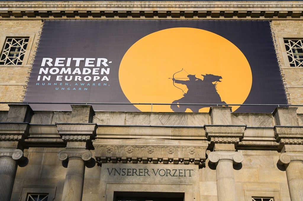 Am Landesmuseum für Vorgeschichte Halle hängt ein großes Transparent zur Ausstellung „Reiternomaden in Europa - Hunnen, Awaren, Ungarn“.