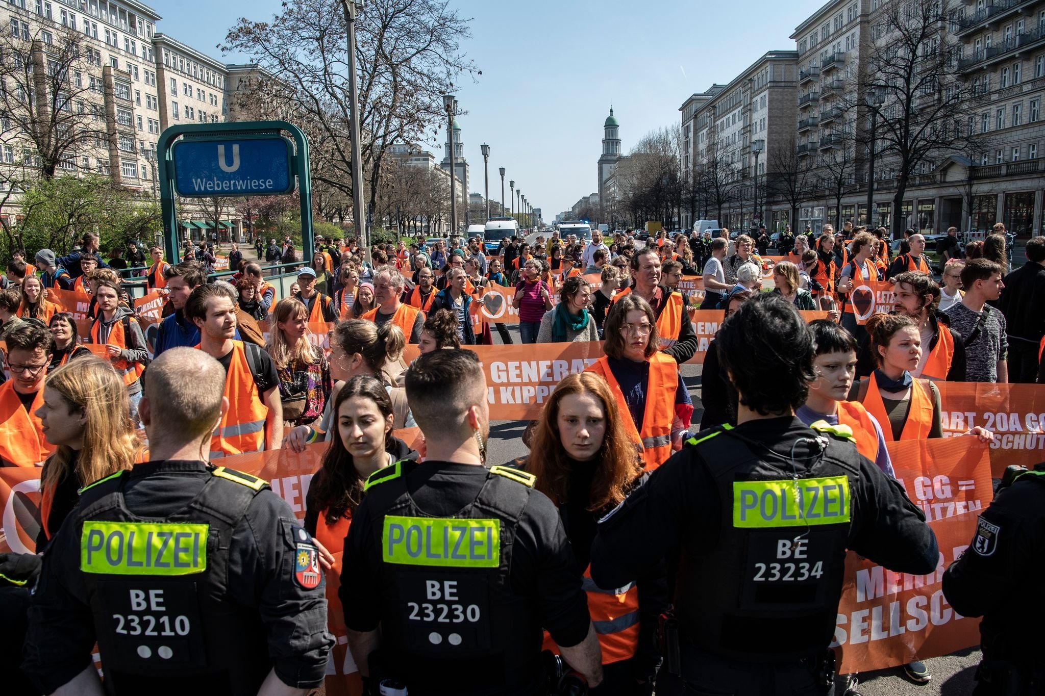 Aktivisten: Letzte Generation Blockiert Straßen Mit Protestläufen