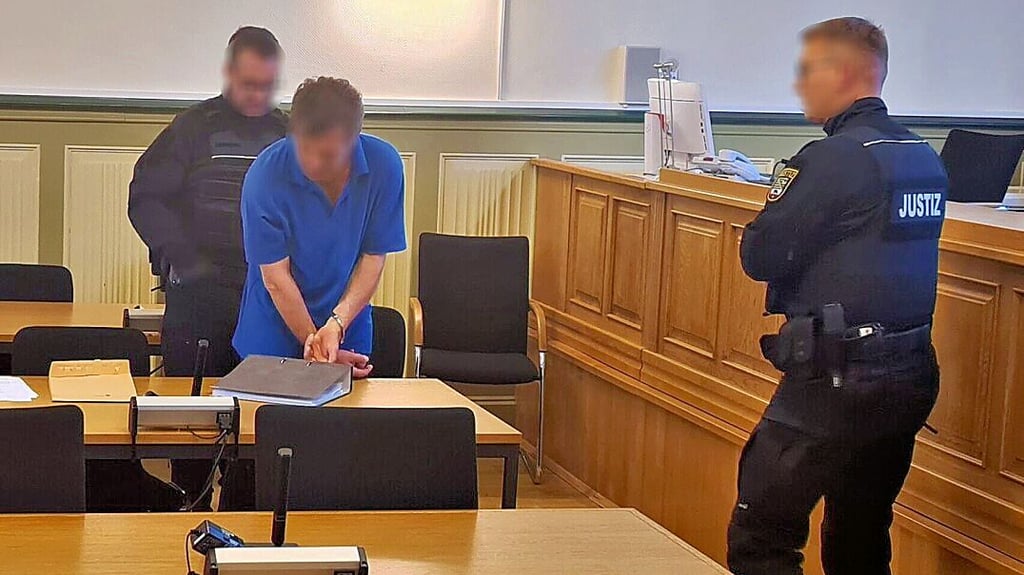 Der Angeklagte Franz R. aus Genthin beim Prozessauftakt am Landgericht Stendal.