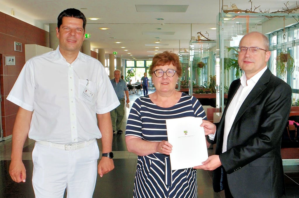 Freuen sich über den Förderungsbescheid von Gesundheitsministerin Petra Grimm-Benne: Pflegedienstleiter Daniel Behredt und Verwaltungsdirektor Dr. André Dyrna.