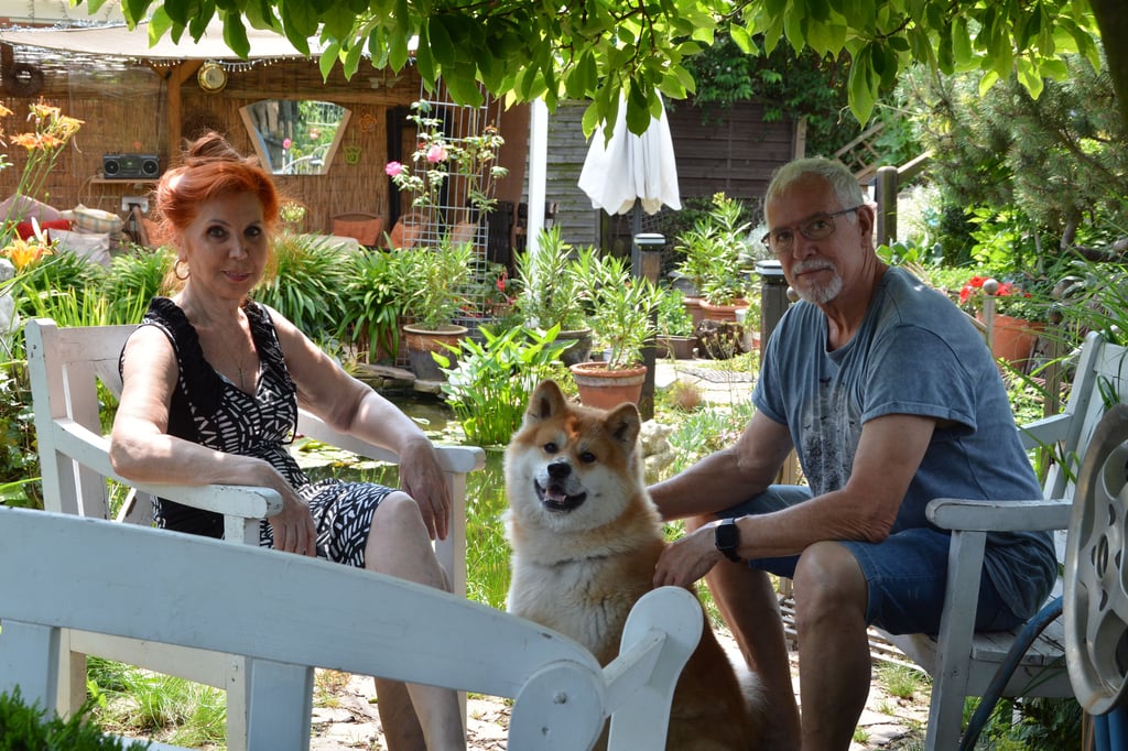 Marlies und Otfried Müller vom Tierschutzverein Wolmirstedt haben in ihrem Garten viele Schattenplätze für ihre Haustiere geschaffen. Der vierjährige Rüde Hachi freut sich besonders über ein schattiges Plätzchen im Sommer.