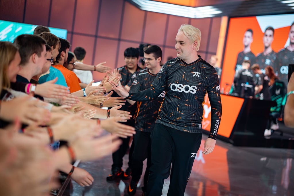 Fnatic-Neuzugang Trymbi (r) dürfte mit der Form seines Teams in der LoL-Liga LEC zufrieden sein.