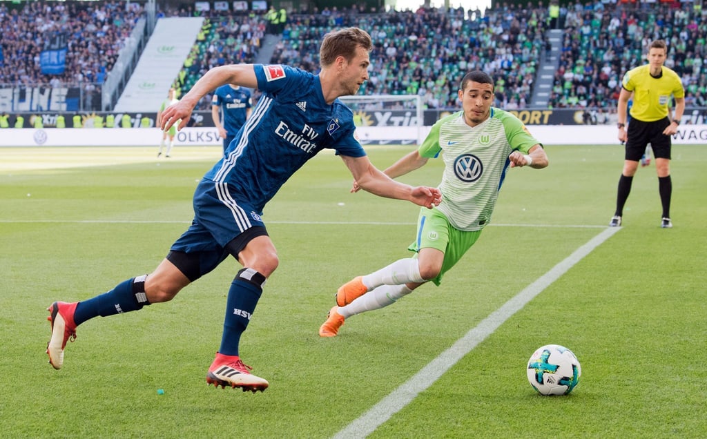 Wolfsburgs William (r) und Hamburgs Matti Steinmann kämpfen um den Ball.